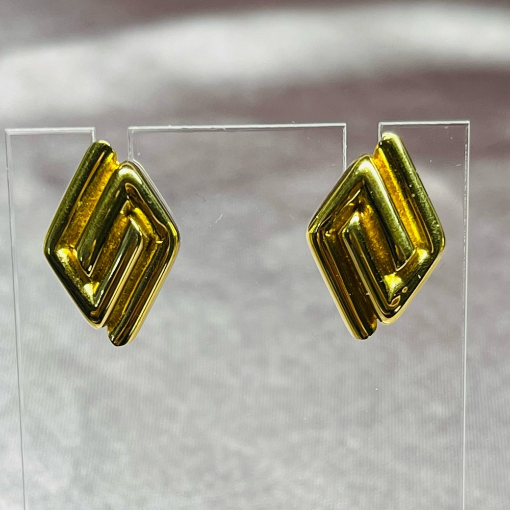 Vintage Monet Gold Tone earrings